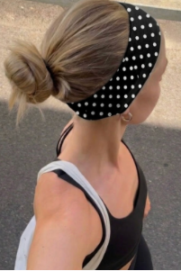 Bandeau de sport dots. porté lors d'une séance de running
